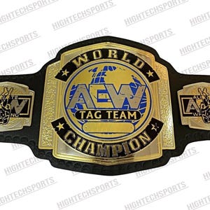 Puede incluir: Un cinturón de campeonato de lucha libre dorado y negro. El cinturón presenta una placa central grande con las palabras "WORLD TAG TEAM CHAMPION" y las letras "AEW" en azul y dorado. El cinturón tiene placas laterales con las palabras "ALL ELITE WRESTLING".