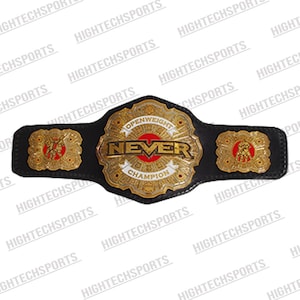 Pode incluir: Um cinturão de campeonato preto e dourado com o texto "NEVER OPENWEIGHT CHAMPION". O cinturão tem detalhes dourados e detalhes vermelhos. O cinturão é feito de couro e metal.