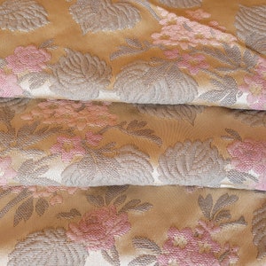 Tela de damasco satinado con estampado floral vintage, cortada a medida, en perfecto estado.