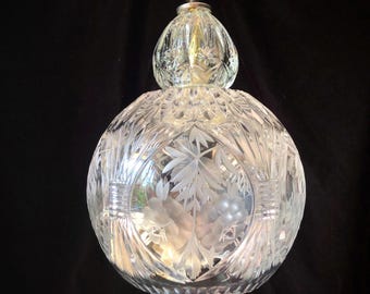 Hanglamp van kristal en glas gemaakt van alle vintage materialen, 12"h. X 9" breed.