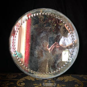 Antyczne lustro czarnoksiężnika, trawione szkło i żelazo, koniec XIX wieku, 16” x 16”