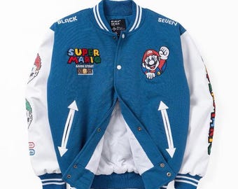 Chaqueta bomber universitaria de Super Mario / Chaqueta urbana retro de videojuegos / Bordada y sublimada estilo béisbol azul / Regalo de coleccionista de Black Seven