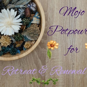 Può includere: Una ciotola di legno piena di pot-pourri, con un grande fiore bianco e vari elementi botanici secchi. Il testo "Mojo Potpourri for Retreat & Renewal" è in viola su uno sfondo di legno.