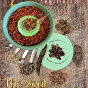 Può includere: Una vista dall'alto degli ingredienti di Mojo Potpourri. Una ciotola verde acqua è riempita con materiale sminuzzato arancione-marrone. Un piccolo cucchiaio verde contiene un mix di erbe e spezie essiccate. Il testo "Mojo Potpourri For The Soul" è visualizzato.