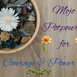 Può includere: Una ciotola di legno piena di pot-pourri, con un grande fiore bianco e vari elementi botanici secchi. Il testo "Mojo Potpourri for Courage & Power" è visualizzato su uno sfondo di legno, con illustrazioni di fiori arancioni.