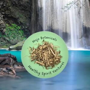 Puede incluir: Un plato verde claro con el texto "Mojo Botanicals" y "Healthy Spirit Ventures" contiene un montón de material vegetal seco marrón. El fondo presenta una cascada que cae en una piscina turquesa, rodeada de exuberante vegetación.