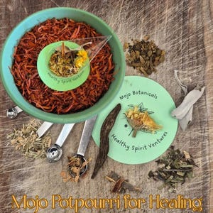 Può includere: Una ciotola turchese piena di pot-pourri arancione essiccato, con una ciotola più piccola all'interno contenente erbe e fiori. L'immagine include cucchiai dosatori, erbe essiccate e un'etichetta rotonda verde che dice "Mojo Botanicals" e "Healthy Spirit Ventures". Il testo "Mojo Potpourri for Healing" è in basso.