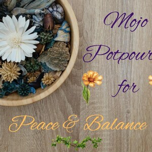 Può includere: Una ciotola di legno piena di pot-pourri, con un grande fiore bianco e vari elementi botanici secchi. Il testo recita "Mojo Potpourri per la Pace e l'Equilibrio" in elegante scrittura, con accenti floreali ad acquerello.