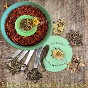 Può includere: Una ciotola turchese piena di pot-pourri marrone-rossastro, con un piattino verde e un cucchiaio con un mix di erbe. Diversi misurini e altre erbe sono sparsi. Il testo "Mojo Potpourri for Success" è in basso.