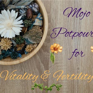 Può includere: Una ciotola di legno piena di pot-pourri, con un grande fiore bianco e vari elementi botanici secchi. L'immagine include il testo "Mojo Potpourri per Vitalità e Fertilità."