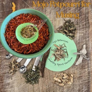 Può includere: Una ciotola turchese piena di pot-pourri arancione, con un piatto verde più piccolo all'interno. L'immagine include cucchiai dosatori e piccoli mucchi di erbe. Il testo recita "Mojo Potpourri for Musing" e "Healthy Spirit Ventures."