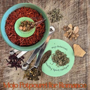 Può includere: Una vista dall'alto di una superficie di legno con vari elementi botanici e cucchiai dosatori. Una ciotola turchese contiene elementi botanici rossi sminuzzati. Il testo "Mojo Potpourri for Romance" è in basso. Sono visibili anche due cerchi verdi con testo e un cucchiaino.