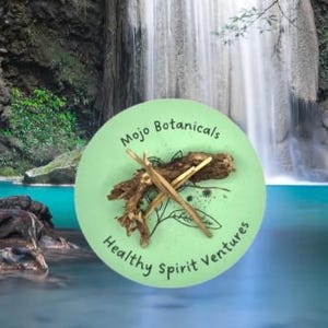 Könnte beinhalten: Ein hellgrünes kreisförmiges Produktetikett mit dem Text "Mojo Botanicals" und "Healthy Spirit Ventures". Das Etikett zeigt eine botanische Anordnung von Zweigen und Wurzeln. Der Hintergrund zeigt einen Wasserfall und türkisfarbenes Wasser.