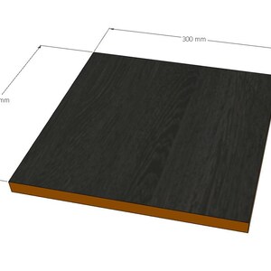 Könnte beinhalten: Ein quadratisches, dunkles Holzpaneel mit den Maßen 300 mm x 300 mm. Das Paneel hat eine dunkle Holzmaserung auf der Oberseite und eine braune Kante. Das Bild zeigt das Paneel in einem Winkel.