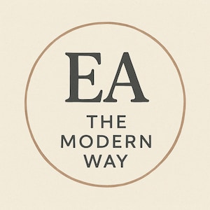 以下が含まれることがあります： クリーム色の円の中に、太字の濃いグレーのフォントで「EA」の文字が配置された円形のロゴ。その下に、同様のフォントで「THE MODERN WAY」と書かれています。円は細い茶色の縁取りで囲まれ、クリーム色の背景に配置されています。