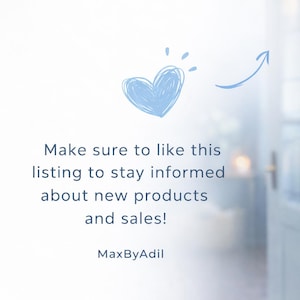 Op de afbeelding: Een lichtblauwe afbeelding met een handgetekend hart en pijl, vergezeld van de tekst: "Zorg ervoor dat je deze listing leuk vindt om op de hoogte te blijven van nieuwe producten en verkopen!" De tekst wordt gevolgd door de naam "MaxByAdil."