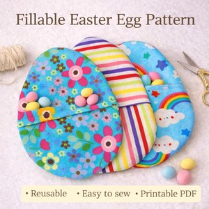 Op de afbeelding: Drie stoffen paasei patronen met kleurrijke ontwerpen. E&eacute;n is blauw met roze bloemen, een ander heeft regenboogstrepen en de derde is blauw met een regenboog en sterren. De tekst luidt "Fillable Easter Egg Pattern".