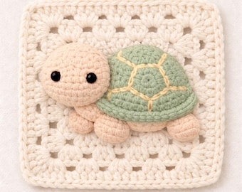 Puede incluir: Una aplicación de tortuga de ganchillo en colores pastel. La tortuga tiene una cabeza y extremidades beige, un caparazón verde con detalles amarillos y ojos negros. Está unida a un cuadrado color crema, creando un diseño encantador y hecho a mano.