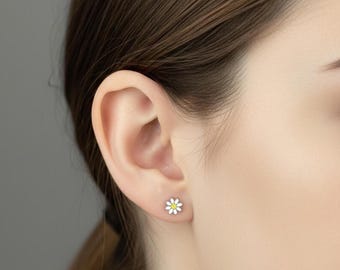Daisy-oorbellen, klein bloemdessin, geelwitte bloemensieraden, minimalistisch lenteaccessoire
