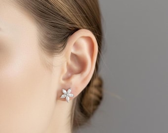 Elegante zilveren zirkonia bloemoorbellen | Minimale bloemenstekers | Sierlijk sieradencadeau voor vrouwen