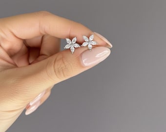 Fijne zilveren zirkonia-bloemstekers | Sierlijke bloemenoorbellen | Cadeau voor haar