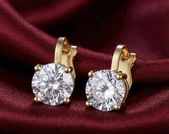 Rond geslepen kristallen oorknopjes in goud – tijdloze sprankelende sieraden