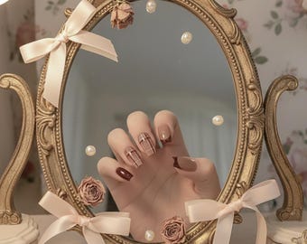 Bordeauxrode geruite druk op de nagels | Dark Academia French Tips, herfstmanicure