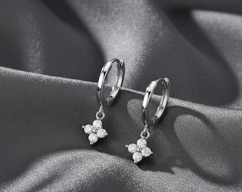 Sprankelende ringoorbellen met zirkonia | Gouden of zilveren bloemenbedel: cadeau voor haar