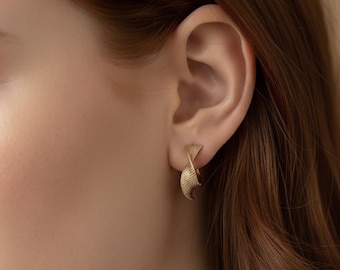 Chique gouden oorringen | In elkaar grijpende 14K vergulde hoepels - cadeau voor haar