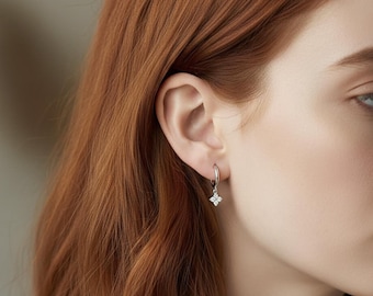 Hangende knuffeloorbellen met zilveren bloem – Sprankelend kristalontwerp voor dames