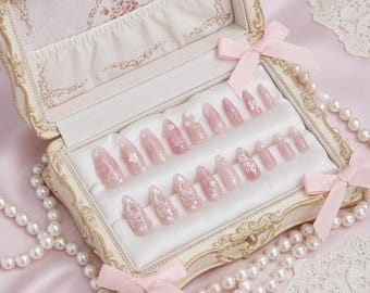 Roze coquette pers op de nagels | Zachte esthetische meisjesnagels met strikken en harten