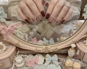 Bordeauxrode geruite manicure | Press-on set in donkere academische stijl, herfstkleuren