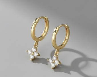 Elegante zilveren oorringen met kristallen bloembedel