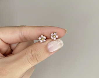 Levendige madeliefjesoorbellen – kleine kleurrijke bloemensieraden in roze, paars en wit