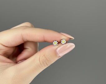 Mini madeliefje-oorknopjes – delicaat en minimalistisch ontwerp – cadeau voor haar