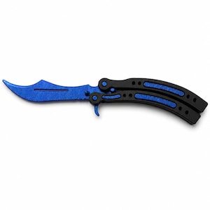 Op de afbeelding: Een vlindermes met een blauw mes en zwarte handgrepen. Het mes heeft een gebogen vorm en is via een draaimechanisme aan de handgrepen bevestigd. De handgrepen zijn zwart met blauwe accenten.