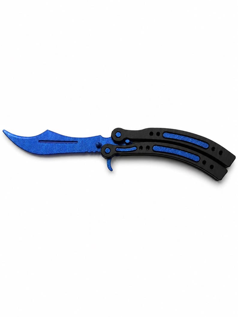 Op de afbeelding: Een vlindermes met een blauw mes en zwarte handgrepen. Het mes heeft een gebogen vorm en is via een draaimechanisme aan de handgrepen bevestigd. De handgrepen zijn zwart met blauwe accenten.