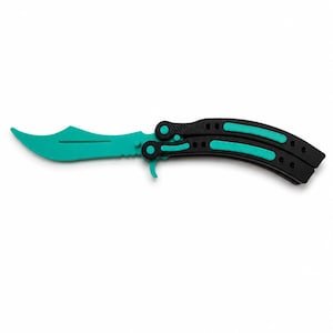 Op de afbeelding: Een vlindermes met een turquoise lemmet en accenten. De handgreep is zwart met turquoise strepen. Het mes wordt tegen een witte achtergrond getoond.