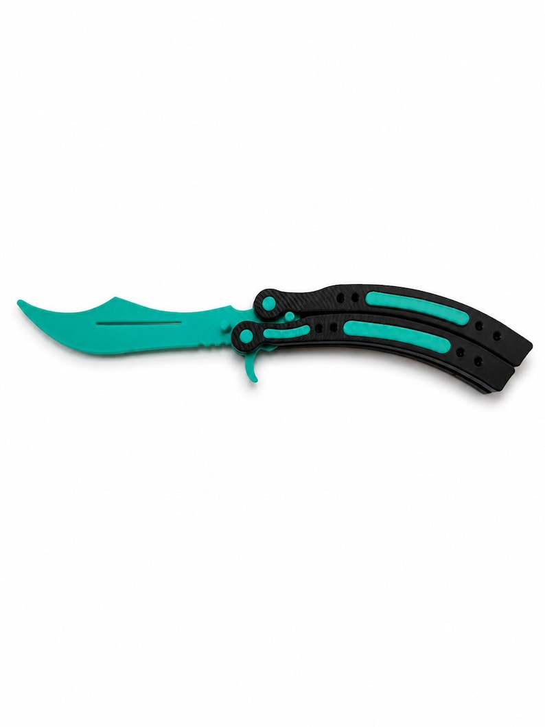 Op de afbeelding: Een vlindermes met een turquoise lemmet en accenten. De handgreep is zwart met turquoise strepen. Het mes wordt tegen een witte achtergrond getoond.