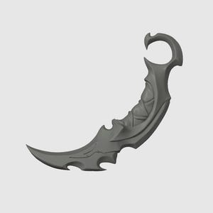 Könnte beinhalten: Ein graues Karambit-Messer mit gebogener Klinge und Fingerring. Der Griff hat ein strukturiertes Design, und die Klinge hat dekorative Kerben. Das Messer ist einfarbig und scheint aus Metall zu sein.