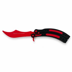 Op de afbeelding: Een vlindermes met een rood lemmet en een zwarte handgreep. De handgreep heeft rode accenten en een gebogen ontwerp. Het lemmet is gebogen en heeft een scherpe rand. Het mes wordt getoond tegen een witte achtergrond.