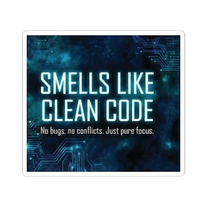 Może przedstawiać: Kwadratowa naklejka z ciemnoniebieskim tłem i wzorem płytki drukowanej. Tekst "SMELLS LIKE CLEAN CODE" jest w dużych, białych, świecących literach. Poniżej mniejszy tekst brzmi "No bugs, no conflicts. Just pure focus."