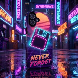 Könnte beinhalten: Handyhülle im Retro-Synthwave-Design mit einer neonfarbenen Diskette und einer Sonnenuntergangsgrafik. Auf der Hülle steht in einer stilisierten Schriftart "NEVER FORGET". Der Hintergrund zeigt eine neonbeleuchtete Straßenszene.