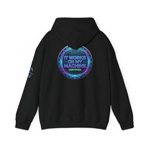 Op de afbeelding: Zwarte hoodie met een neonblauw en paars grafisch ontwerp op de rug met de tekst "IT WORKS ON MY MACHINE CERTIFIED". De linkermouw heeft een klein neonblauw en paars ontwerp. De hoodie heeft een capuchon en een voorzak.