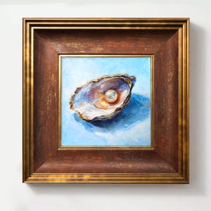 Op de afbeelding: Olieverfschilderij van een oesterschelp met een parel, tegen een lichtblauwe achtergrond. Het kunstwerk is ingelijst in een donkerbruine houten lijst met een gouden binnenrand. De schildering heeft een getextureerde, impressionistische stijl.