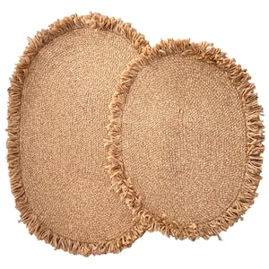 Puede incluir: Dos manteles individuales redondos de yute de color natural con bordes con flecos. Los manteles individuales están hechos de fibras de yute tejidas y están diseñados para proteger una mesa del calor y los derrames. El color neutro complementa varios estilos de decoración.