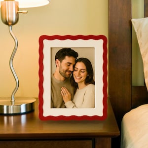 Roter Bilderrahmen mit gewellter Kante, romantische Harzpaar-Fotoanzeige