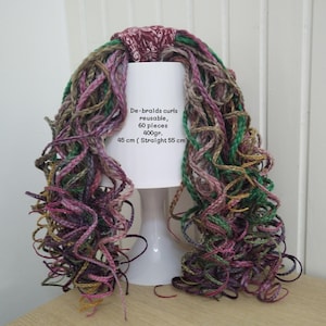 Op de afbeelding: Meerkleurige de-braids krullen, herbruikbaar, met 60 stuks. De krullen zijn 45 cm (17,7 inch) lang en 55 cm (21,6 inch) recht. Het totale gewicht is 400 gram. De tekst op de afbeelding luidt "De-braids curls reusable, 60 pieces, 400gr., 45 cm (Straight 55 cm)".