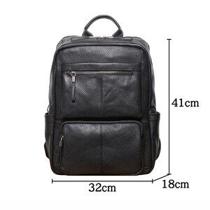 Op de afbeelding: Zwarte leren rugzak met meerdere compartimenten en een handvat aan de bovenkant. De rugzak is 32 cm breed, 18 cm diep en 41 cm hoog. Voorzien van een voorvak met rits en zijvakken.