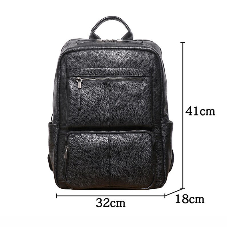 Op de afbeelding: Zwarte leren rugzak met meerdere compartimenten en een handvat aan de bovenkant. De rugzak is 32 cm breed, 18 cm diep en 41 cm hoog. Voorzien van een voorvak met rits en zijvakken.
